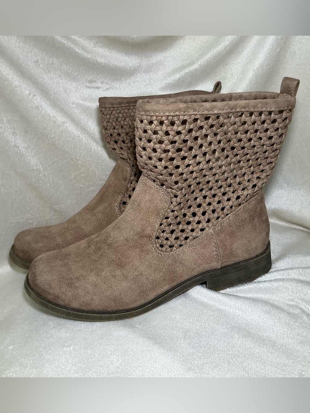 Mudd Gabriel Suede Taupe booties Women’s size 10